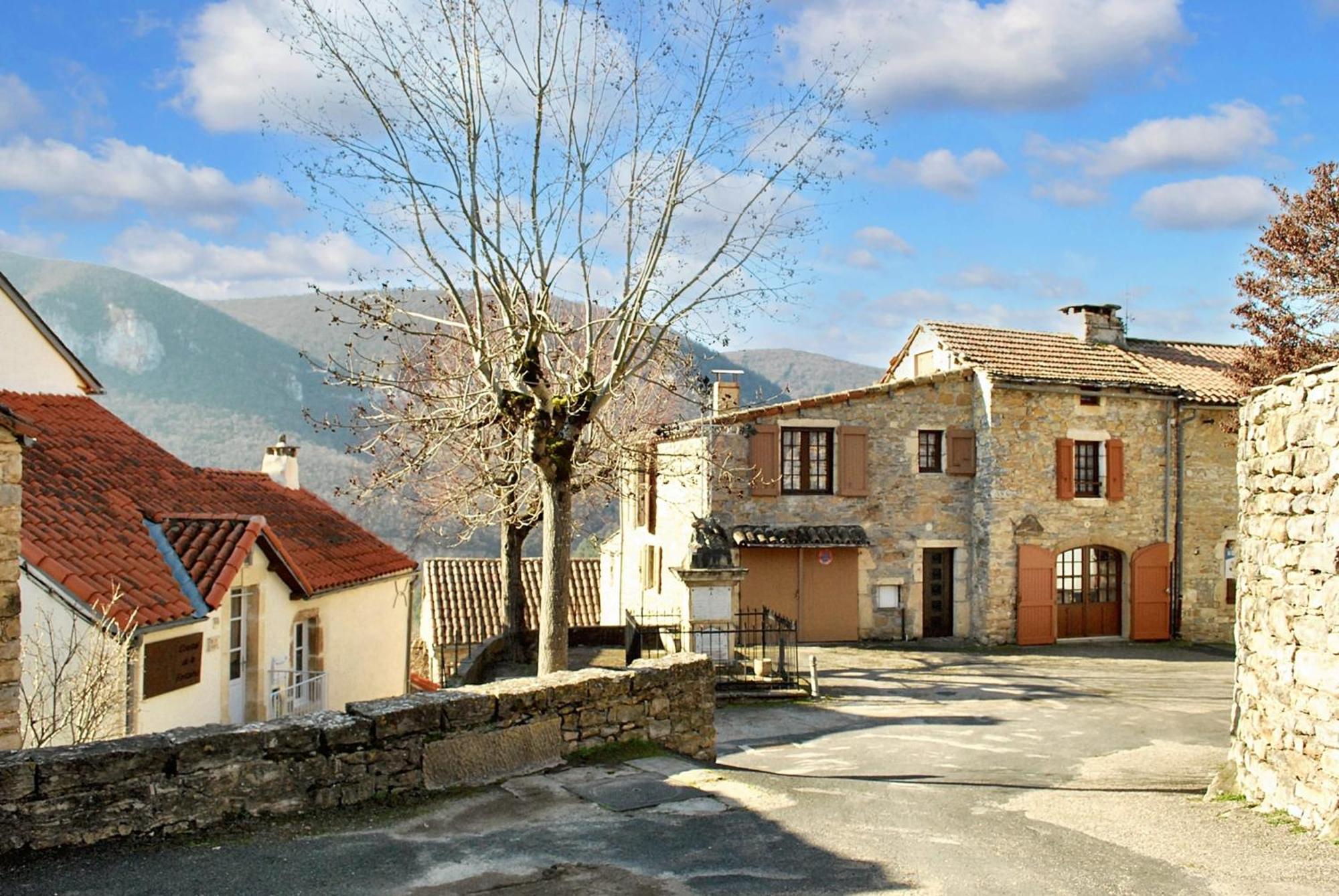 Maison Charmante Avec Vue Sur La Montagne, Mostuéjouls Exterior photo